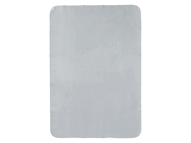 Ein glatter, grauer Bettüberwurf.