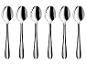 Sechs glänzende, silberne Esslöffel vertikal auf weißem Hintergrund angeordnet.