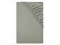 Hellgrünes gefaltetes Spannbettlaken mit sichtbarem Gummizug.