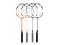 Vier Badmintonschläger, zwei orange und zwei grau, mit schwarzen Griffen.