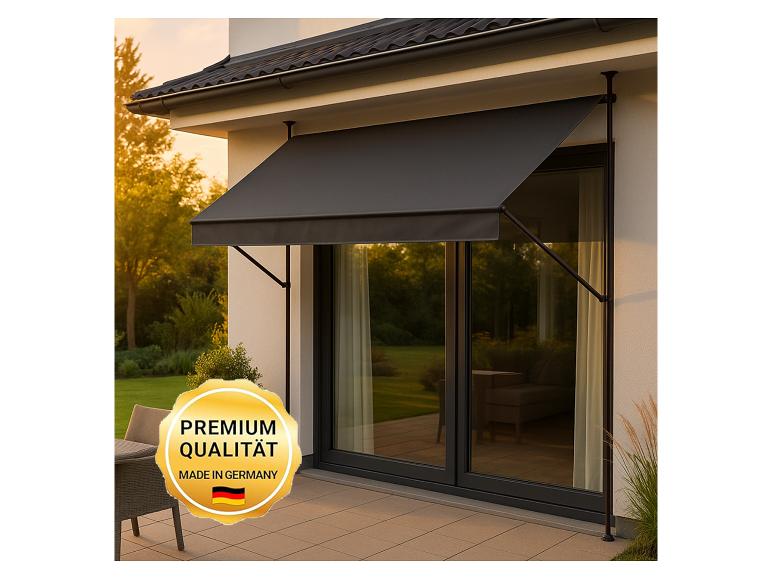 Schwarze Markise über Terrassentüren mit dem Text „PREMIUM QUALITÄT MADE IN GERMANY“.