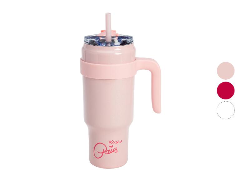 Rosa Reisebecher mit Henkel und Strohhalm, mit dem Text „xoxo Paris“.
