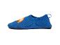 Blaue gestrickte Kinderschuhe mit orangefarbenem Automotiv.