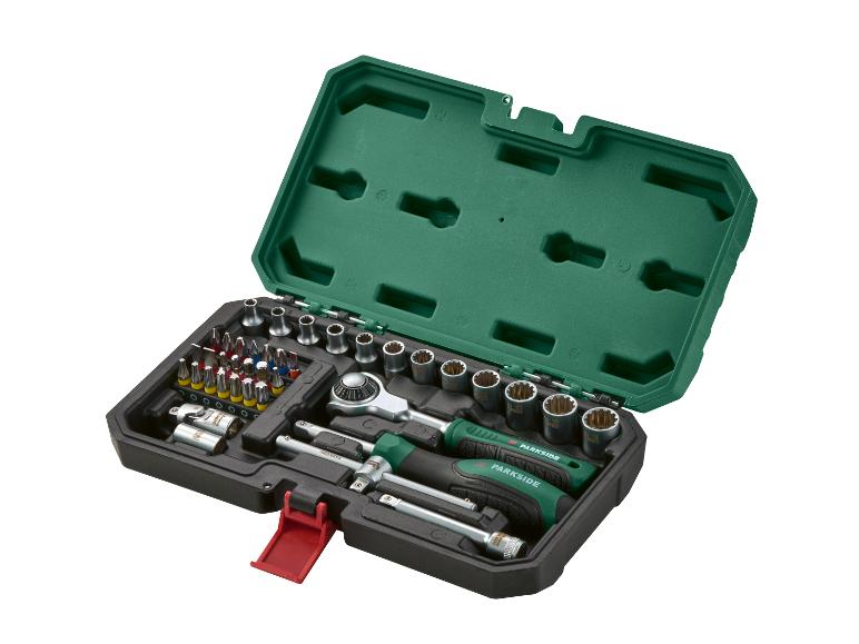Ein grüner und schwarzer Werkzeugkasten mit verschiedenen Steckschlüsseln, Bits und Ratschen, der Marke PARKSIDE.