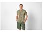 Herren-Poloshirt und Khaki-Shorts.