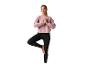 Frau in rosa Sweatshirt und schwarzen Leggings macht Yoga.