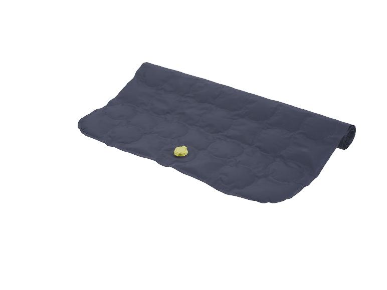 Dunkelblaue, selbstaufblasbare Campingmatratze, kompakt und leicht zu verstauen.