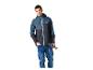 Mann in blau-grauer Outdoorjacke und Jeans, Wanderstöcke haltend.