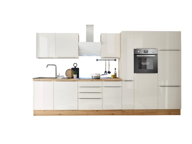 Moderne Küche mit hellen Hochglanzfronten, Holzarbeitsplatte und eingebautem Backofen.