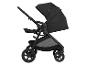 Schwarzer Kinderwagen mit Verdeck und Ablagekorb, Seitenansicht.