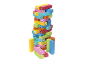 Ein hoher Turm aus bunten Bausteinen mit Cartoon-Aufklebern, einige Bausteine sind verstreut.