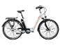 Weißes E-Citybike mit orangefarbenen Akzenten, Gepäckträger und Federgabel.