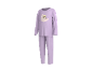 Lila Schlafanzug mit langen Ärmeln und Hose, mit schlafendem Bärenmotiv auf dem Mond.