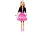 Barbie-Puppe in rosa Kleid und schwarzer Jacke mit Accessoires.