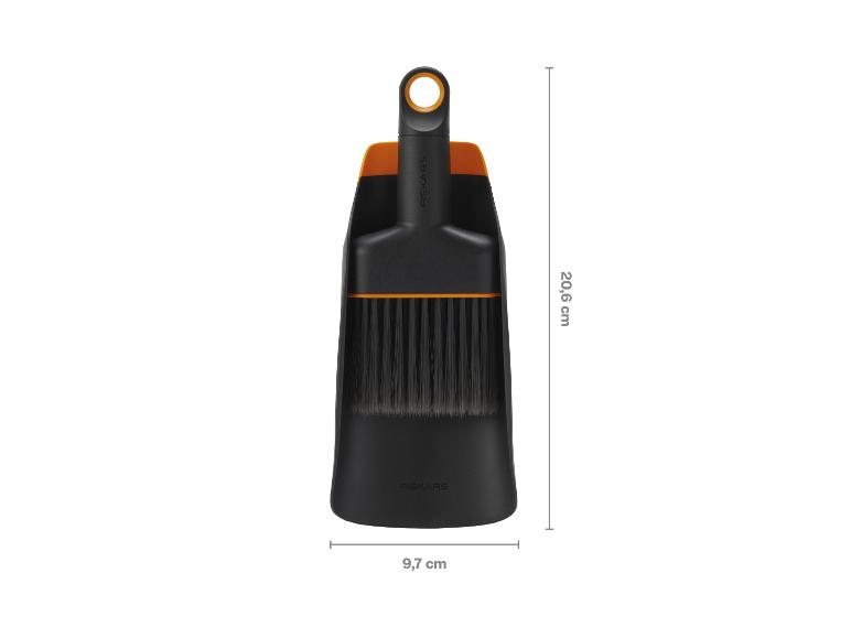 Schwarze Kehrschaufel und Handfeger mit orangefarbenen Details, 20,6 cm x 9,7 cm.