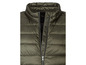 Eine grüne Steppjacke mit Reißverschluss und dem Schriftzug 'Urban Wear' auf der Vorderseite.