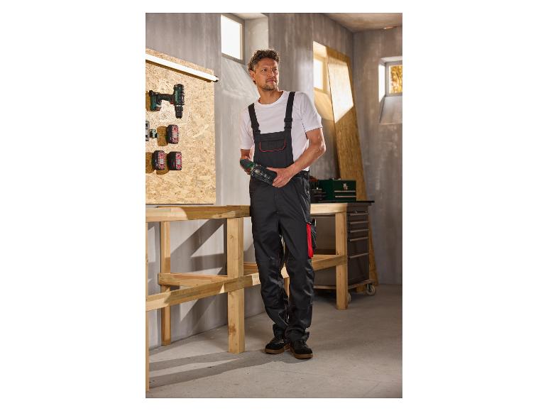PARKSIDE® Herren-Arbeitslatzhose in einer Werkstatt.