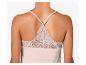 Frauenrücken in hellrosa Spitzen-Camisole-Top
