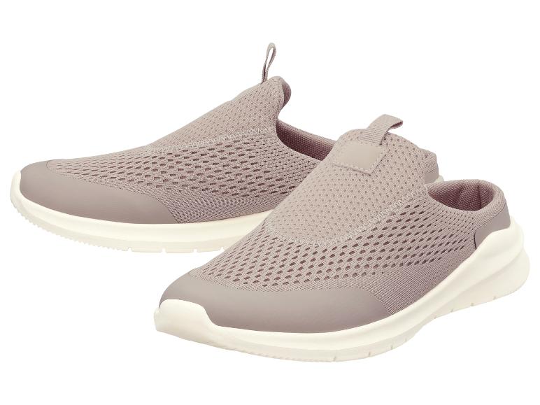 Ein Paar beige Slip-on-Sportschuhe mit weißer Sohle.