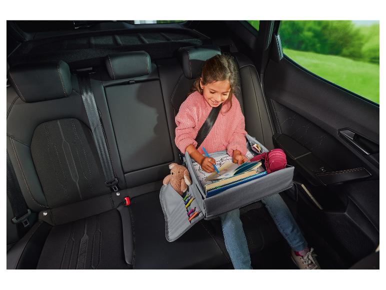 Ein Kind benutzt einen Auto-Organizer im Auto.