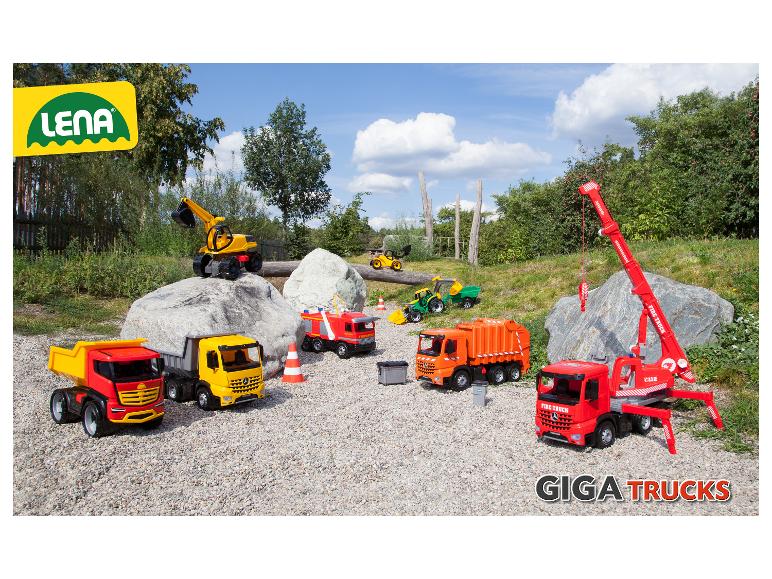 Spielzeug-Bau- und Nutzfahrzeuge, darunter Muldenkipper, Feuerwehrautos und Bagger, in einer Außenumgebung mit dem Text „GIGA TRUCKS“.