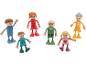 Sechs Holzspielzeugfiguren, die eine Familie darstellen, darunter Erwachsene, Kinder und Großeltern.