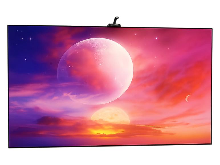 Hintergrundbeleuchteter Monitor zeigt eine Fantasielandschaft mit Planeten und Wolken.