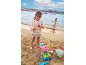 Kinder spielen am Strand mit Sandspielzeug, Eimern und Schaufeln.