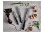 Drei Küchenmesser mit Hüllen, frischer Schnittlauch, Rote Bete, Zwiebeln, Walnüsse und Dill auf einer Theke.