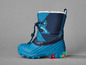 Blaue Kinderschuhe mit Lichtern.