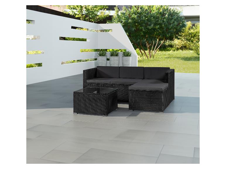 Schwarze Rattan-Gartenlounge mit grauen Kissen und Couchtisch auf der Terrasse.