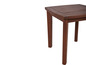 Ein kleiner Holztisch mit quadratischer Tischplatte.