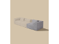 Modulares Sofa mit hellbeigen und grauen Abschnitten auf beigem Hintergrund.