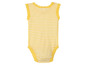 Ein gelber, gestreifter Babybody mit Spitze.