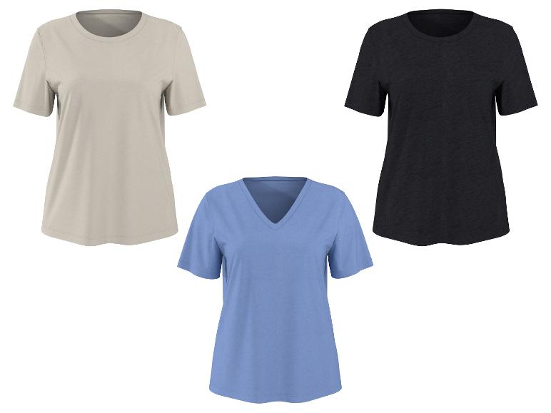 Drei Damen-T-Shirts: beiges Rundhals, schwarzes Rundhals und blaues V-Ausschnitt.