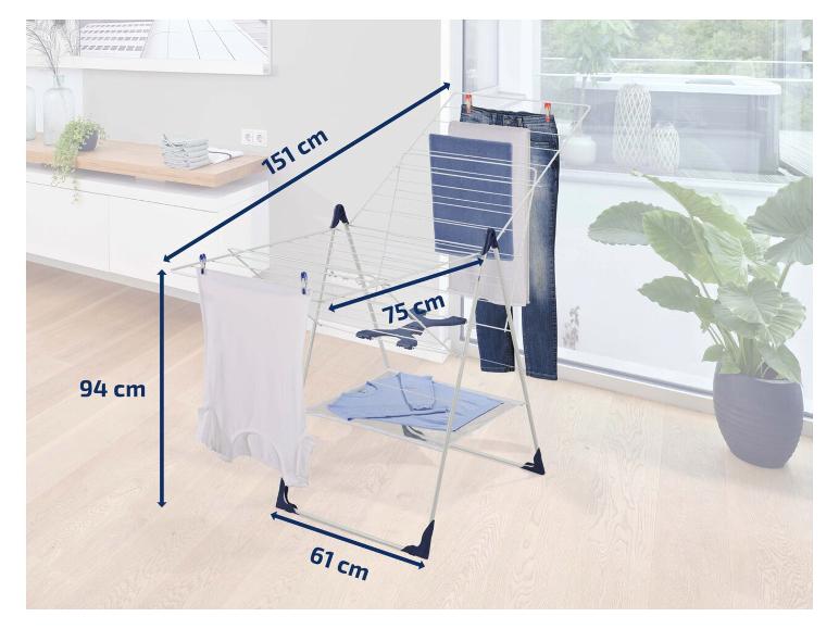 Wäscheständer mit Kleidung, Maße 151x94x61 cm, in modernem Interieur.