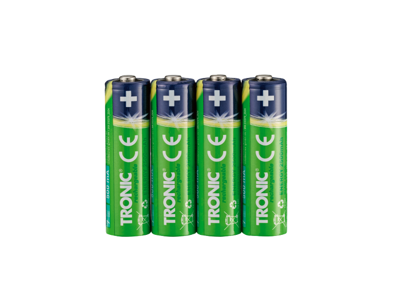 Vier wiederaufladbare AA-Batterien mit der Aufschrift „ENERGY 2500mAh“.