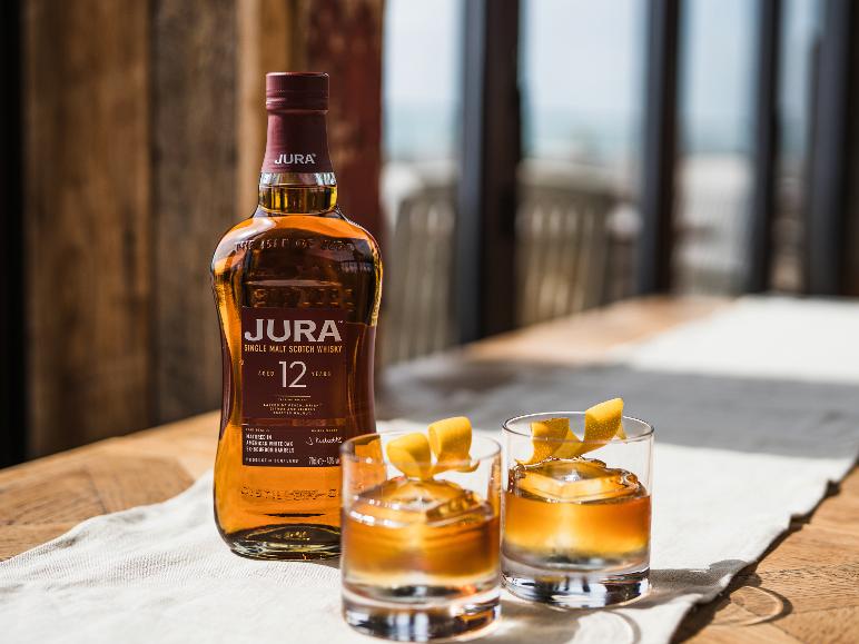 Jura 12 Jahre alter Single Malt Scotch Whisky Flasche mit zwei Whiskygläsern.