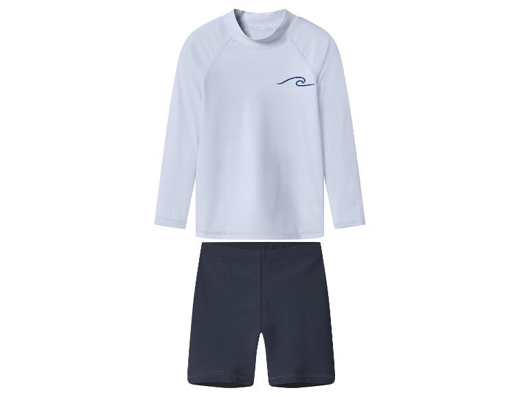 Kinder-Badeanzug-Set mit weißem Langarm-Oberteil mit blauer Welle und dunkelblauen Shorts.
