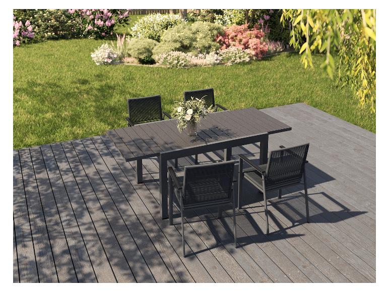 Garten-Essgruppe mit Tisch und sechs Stühlen auf einer Terrasse mit Gartenblick.