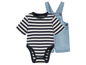 Ein gestreiftes Baby-Body und eine Jeanshose