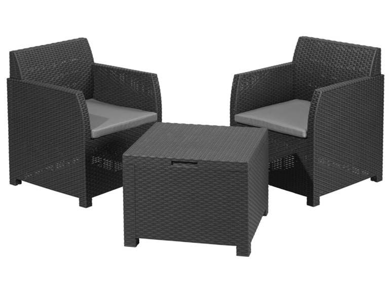 Zwei schwarze Wicker-Stühle mit grauen Kissen und einem passenden Tisch.