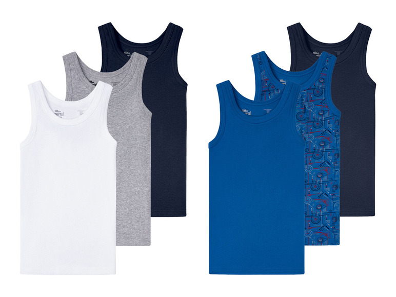 Sechs Unterhemden für Jungen, mit unifarbenen und bedruckten Designs.