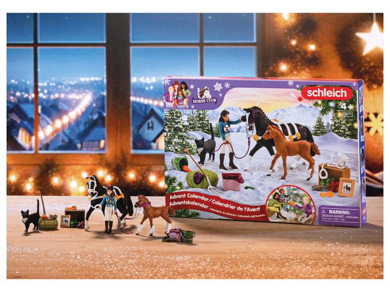 Schleich Horse Club Adventskalender mit Pferden und Zubehör in winterlicher Umgebung.