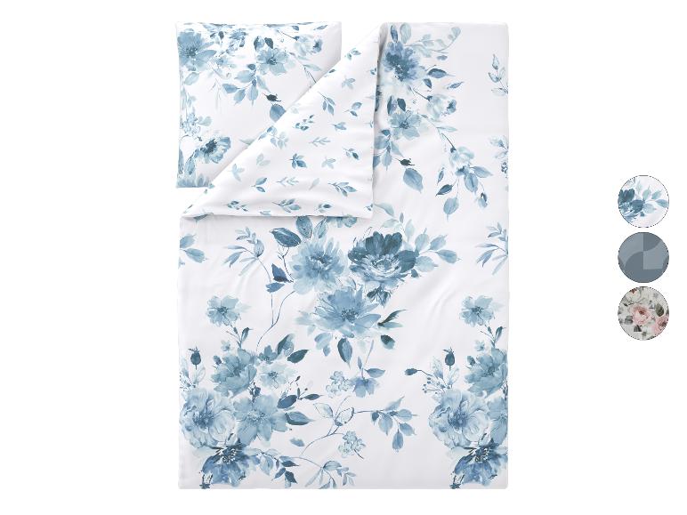 Bettwäsche-Set mit blauem Aquarell-Blumenmuster auf weißem Hintergrund.