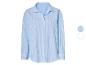 Ein hellblaues, vertikal gestreiftes, langärmeliges Hemd mit Knöpfen.