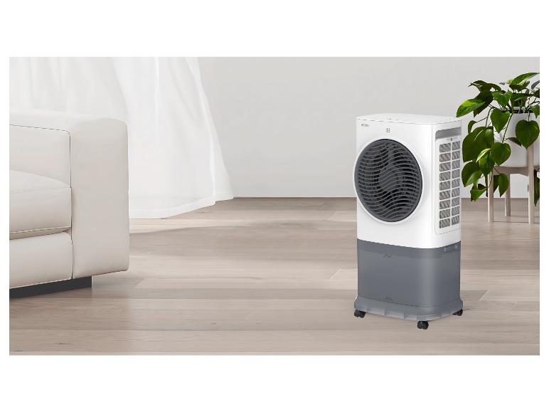 Weißer und grauer tragbarer Luftkühler in einem modernen Wohnzimmer mit weißem Sofa.