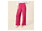 Damen-Fuchsia-Hose mit weitem Bein und Textur, kombiniert mit einem weißen Hemd und Sandaletten.