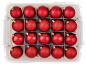 Rote Weihnachtskugeln in verschiedenen Texturen, aufbewahrt in einer transparenten Box mit Fächern.