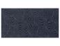 Eine dunkelblaue Badematte mit einem wellenförmigen Muster.